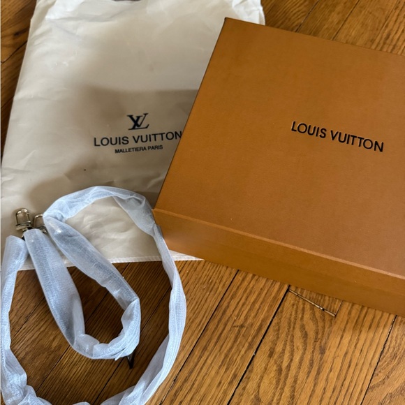 Designer style tote bag, new in box. - Picture 3 of 10